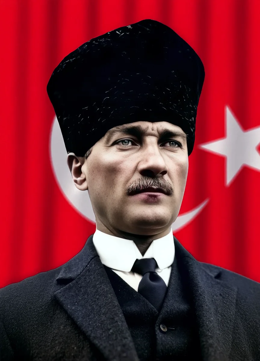 Mustafa Kemal Atatürk Portresi – Türk Bayrağı Arka Planlı Renkli Fotoğraf